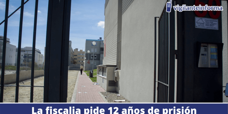 Un robo de película: encierran al vigilante, roban joyas y queman un coche