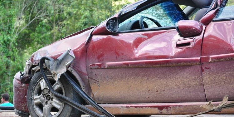 ¿Qué debe hacer en el lugar del accidente inmediatamente después de un choque?