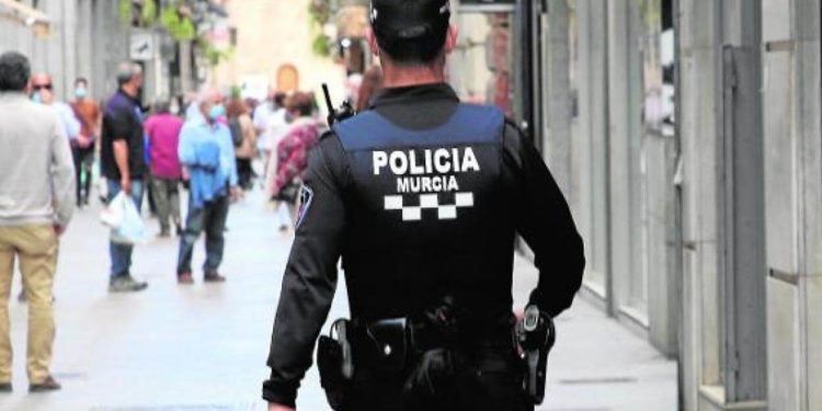 Detienen al presunto agresor de un vigilante de una tienda donde robó varios artículos