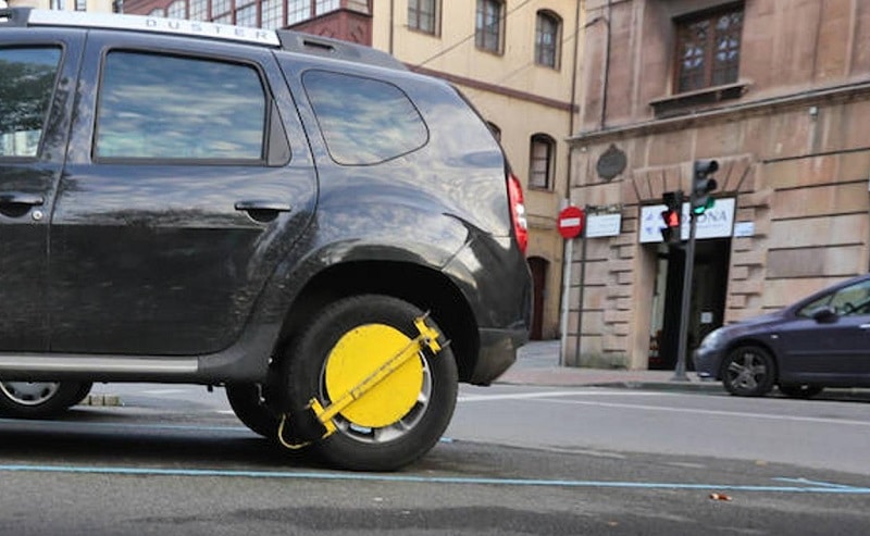 La obligación de los vigilantes de seguridad de colocar cepo coche a los mal estacionados.