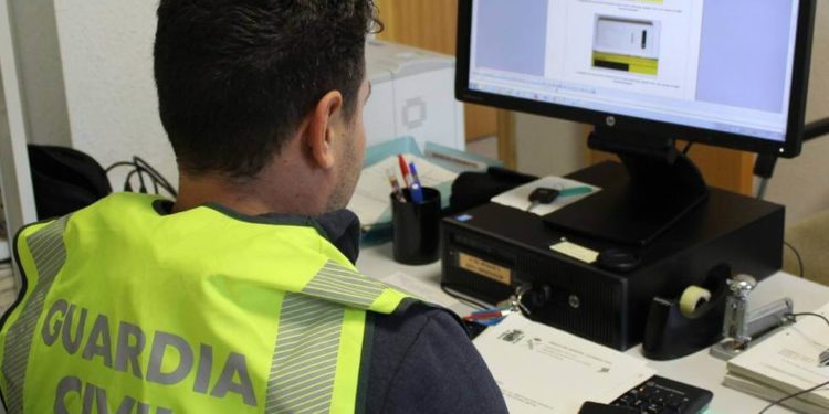 Suplanta a otra persona en O Saviñao para formalizar un contrato con una empresa de seguridad